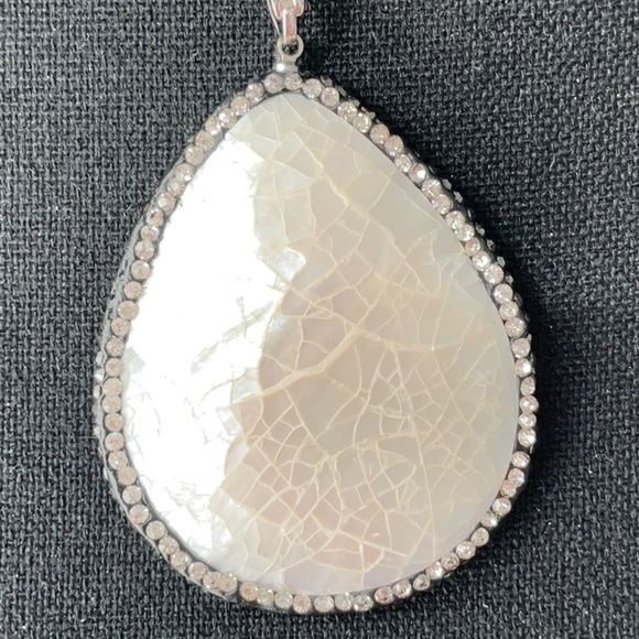 VINTAGE PEARL SHELL PENDENT WITH RHINESTONES - Picture 2 of 3
